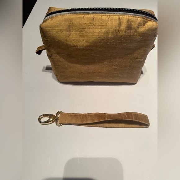 Candice Sormani Handcrafted Make-up bag. Gold colour. - Picture 2 of 5